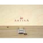 Logo firmy Artina na drewnianej skrzynce.