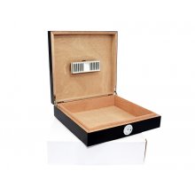 Czarny humidor cedrowy.