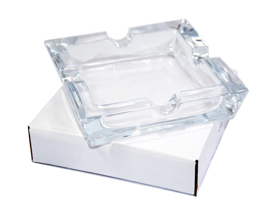 Szklana popielniczka cygarowa pakowana w kartonowe pudełko.
