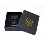 Zapalniczka Myon Racing Edition zapakowana jest w firmowe pudełko.
